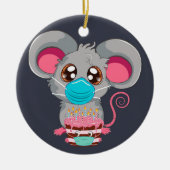 Kawaii-muis in gezichtsmasker met taart keramisch ornament (Voorkant)