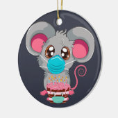 Kawaii-muis in gezichtsmasker met taart keramisch ornament (Links)