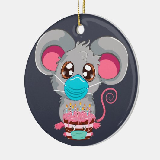 Kawaii-muis in gezichtsmasker met taart keramisch ornament (Links)
