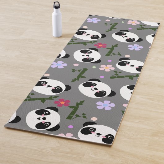 Kawaii Panda's op grijs Yogamat (In situ)