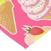Kawaii pink pattern with strawberry ice cream  korte tafelloper (Hoek)