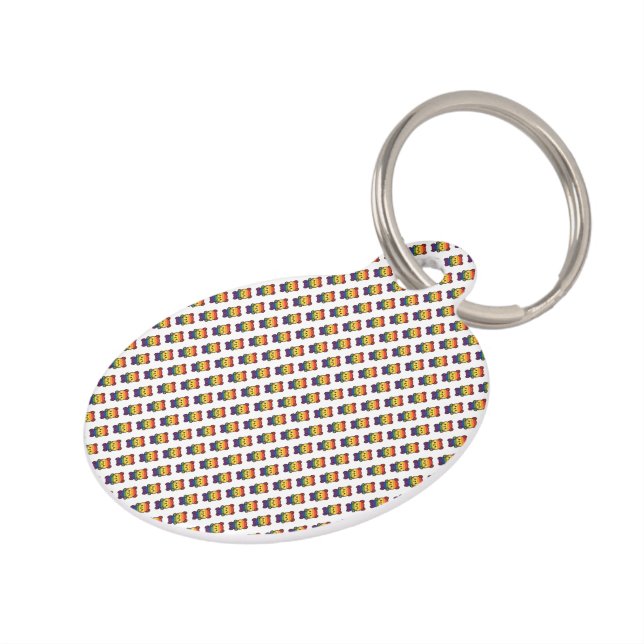 Kawaii Rainbow Teddy – een Schattigee LGBTQ+ Pride Huisdierpenning (Zijkant)