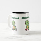 Kawaii Turtle Mok – Schattigee Slomotionx Cartoon (Voorkant links)