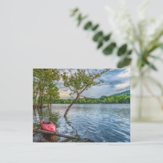 Kayak die drijft op het Briefkaart van het tafelst (Staand voorkant)