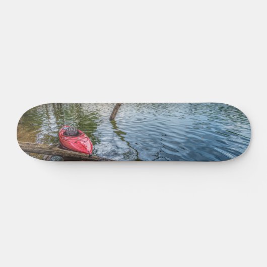 Kayak die drijft op het meer van Table Rock Persoonlijk Skateboard (Horizontaal)