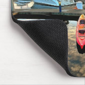 Kayak die over wolken drijft en zonneschijn muismat (Hoek)