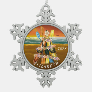 Kayak kerstboom op tropisch strand bij zonsonderga tin sneeuwvlok ornament