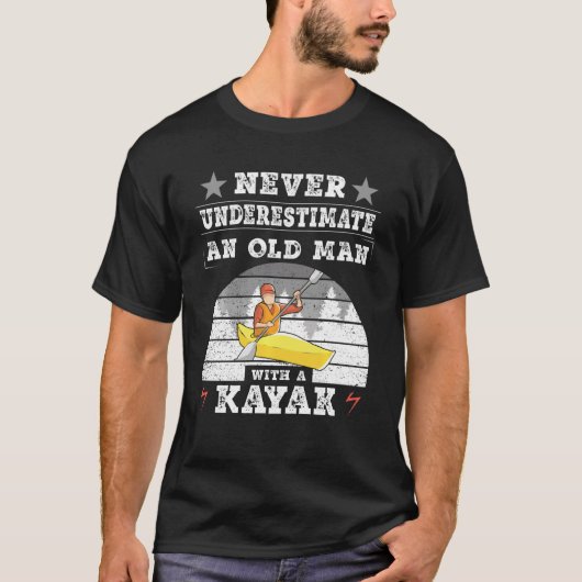 Kayak onderschat nooit een oud Man met een kajak T-shirt (Voorkant)