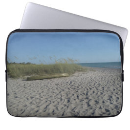 Kayak op een zandstrand met een laptophoes laptop sleeve