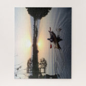Kayaker op het rustige water van het meer bij zons legpuzzel (Verticaal)