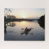 Kayaker op het rustige water van het meer bij zons legpuzzel (Horizontaal)