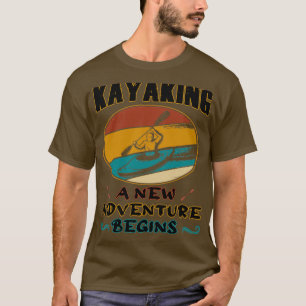 Kayaking een nieuw avontuur begint Kayak en Canoei T-shirt