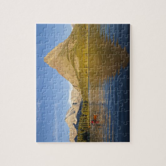 Kayaking in Swiftcurrent Lake bij zonsopgang in Legpuzzel (Verticaal)