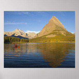 Kayaking in Swiftcurrent Lake bij zonsopgang in Poster