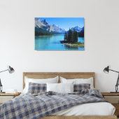 Kayaking on Maligne Lake op Spirit Island Canvas Afdruk (Insitu (Slaapkamer))