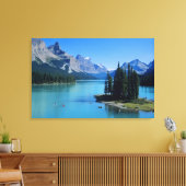 Kayaking on Maligne Lake op Spirit Island Canvas Afdruk (Insitu (Woonkamer))