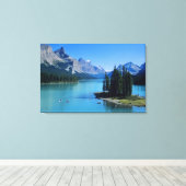 Kayaking on Maligne Lake op Spirit Island Canvas Afdruk (Insitu (Houten vloer))
