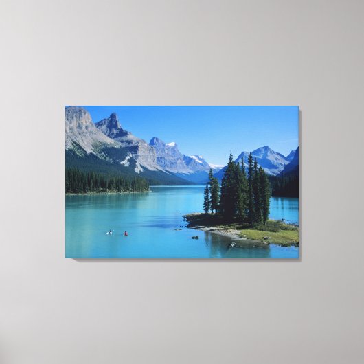Kayaking on Maligne Lake op Spirit Island Canvas Afdruk (Voorkant)
