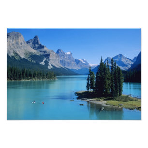 Kayaking on Maligne Lake op Spirit Island Foto Afdruk