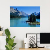 Kayaking on Maligne Lake op Spirit Island Poster (Thuiskantoor)
