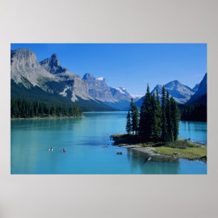 Kayaking on Maligne Lake op Spirit Island Poster