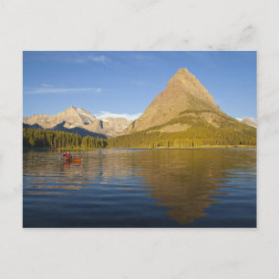 Kayakken in Swiftcurrent Lake bij zonsopgang in de Briefkaart