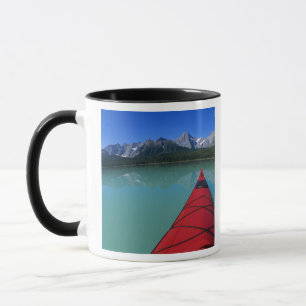 Kayakken op Waterfowl Lake onder Howse Peak Mok