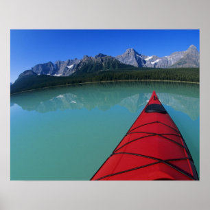 Kayakken op Waterfowl Lake onder Howse Peak Poster