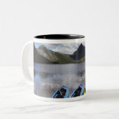 Kayaks, Cradle Mountain en Dove Lake, Cradle Tweekleurige Koffiemok (Voorkant links)