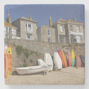 Kayaks en dinghies stapelden tegen de zeemacht op stenen onderzetter