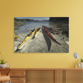 Kayaks op Dicebox Island, Broken Island Group, Canvas Afdruk (Insitu (Woonkamer))