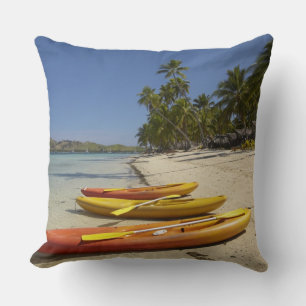 Kayaks op het strand, Plantation Island Resort Kussen