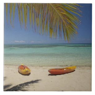 Kayaks op het strand, Plantation Island Resort Tegeltje