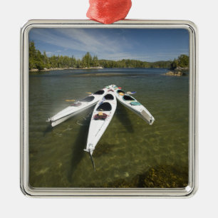 Kayakvloot in rust tijdens de late middag bij metalen ornament
