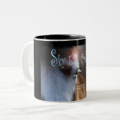 Keegan pose for Sky Eye Creation Tweekleurige Koffiemok (Voorkant links)