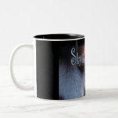 Keegan pose for Sky Eye Creation Tweekleurige Koffiemok (Links)