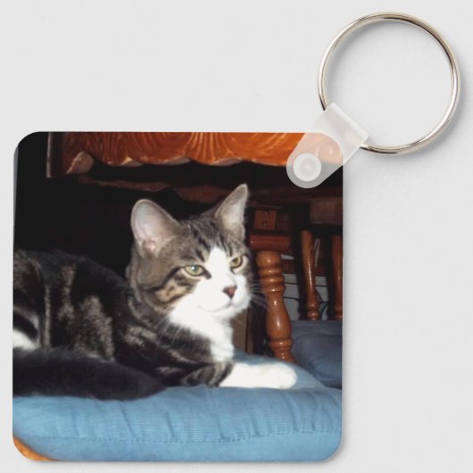 Keeno Regal Pose Sleutelhanger (Achterkant)