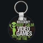 Keep Calm Alien Invasion Funny Gamers Sleutelhange Sleutelhanger<br><div class="desc">Een coole en grappige halftoonse sleutelhanger voor geeks en gamers. Alien invasie? Blijf Kalm. Videospelletjes hebben me hierop voorbereid. Het lijkt erop dat jaren van gaming en het bestrijden van buitenaardse wezens toch niet verloren zijn gegaan. Een geweldig cadeau voor je nerdy vrienden.</div>