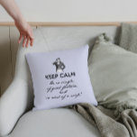 Keep Calm - hij is single... De heer Darcy  Kussen<br><div class="desc">Keep Calm - Hij is single van geluk en in de behoefte aan een vrouw, is een grappig ontwerp geïnspireerd op de eerste beroemde lijn in Pride and Prejudice van Jane Austen. Deze variant met een zwart lettertype op lichte paarse lavendel achtergrond en een originele Mr Darcy illustratie van C.E....</div>