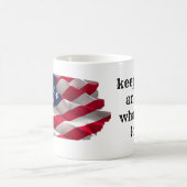 keep calm quote and vibrant american flag koffiemok (Center)