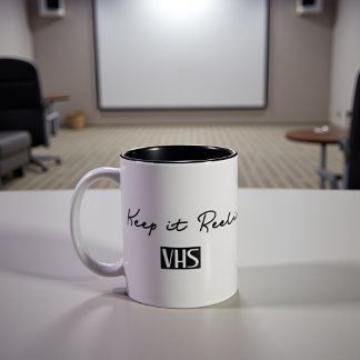 Keep It Reel VHS Retro Quote Tweekleurige Koffiemok