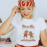 Keeper of the Gender Reveal Gingerbread Tante T-shirt<br><div class="desc">Dit Gingerbread Gender Reveal tante shirt is ideaal voor elke kerst gender reveal! Met het brutale "Hij of Zij,  alleen tante weet wat koekje zal zijn." -ontwerp is dit schattige shirt ideaal voor de tante die verantwoordelijk is voor het geheim houden.</div>