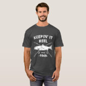 Keepin Reel sinds 1949 70th Birthday Gift T-shirt (Voorkant volledig)