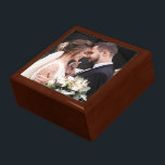 Keepomwille Wedding Photo Cadeaudoosje<br><div class="desc">Een mooie houten doos voor nieuwigheden of voor een geschenk ter gelegenheid van een verjaardagscadeau heeft deze hogedrukdoos een foto op het buitenste deksel die u kunt personaliseren met uw gewenste foto. Dit punt maakt een prachtig cadeau voor bruiloften, verjaardagen of andere speciale gelegenheden. Het is een perfecte plek om...</div>