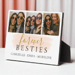 Keepsake Forever Besties Friends 3 Fotocollage Fotoplaat<br><div class="desc">Vier uw onbreekbare band met deze elegante drie-foto acryl aandenken,  ontworpen om lachen,  liefde en blijvende herinneringen vast te leggen. Een prachtig eerbetoon aan ware vriendschap,  perfect om cadeau te geven of te laten zien.</div>