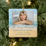Keepsake Remembrance Beach Foto Keramisch Ornament<br><div class="desc">Strandthema met uw favoriete foto ornament. Er wordt gebruik gemaakt van moderne typografie. Op de achterkant is het gebed dat kan worden aangepast over de achtergrond van het strand.</div>