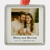 Keepsake Vrolijk en getrouwd Eerste Kerstfoto Metalen Ornament (Voorkant)