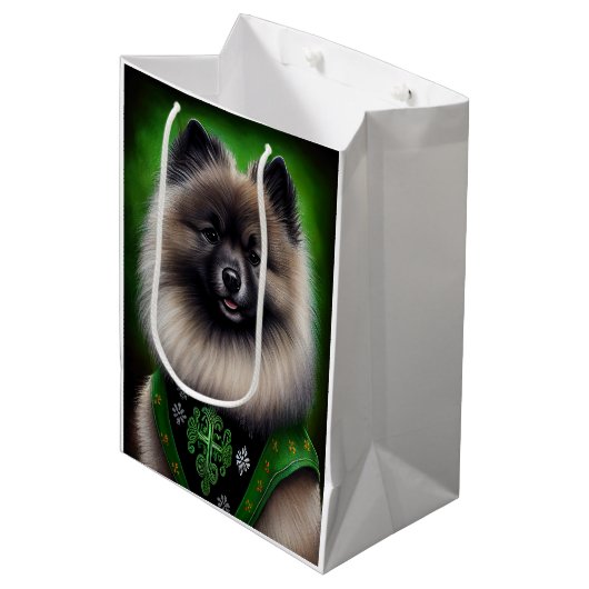Keeshond Dog in St. Patrick's Day Dress Medium Cadeauzakje (Voorkant Gekanteld)