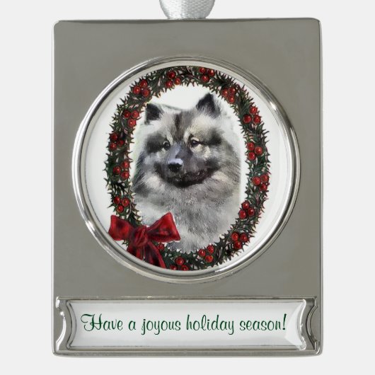 Keeshond Gepersonaliseerde Kerstmis Verzilverd Banner Ornament (Voorkant)