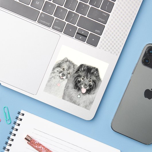 Keeshond Graphics Keeshond Ma en Son Sticker (Laptop met iPhone)